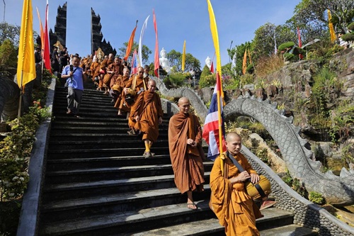 Jalan Damai Menuju Borobudur: 50 Biksu 4 Negara Tempuh Rute Bali–Magelang
